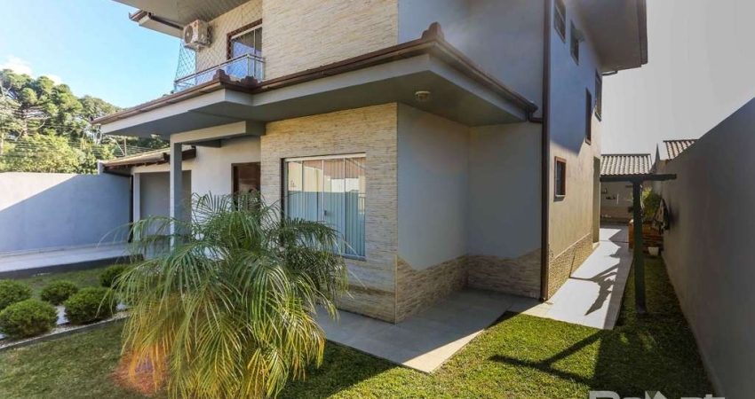 Linda residência de 02 pavimentos no Bairro mais charmoso de Rio Negro... 290m2 de construção