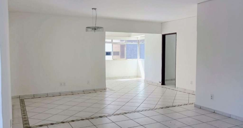 Apartamento com 03 quartos, 120 m² e a poucos metros da praia.