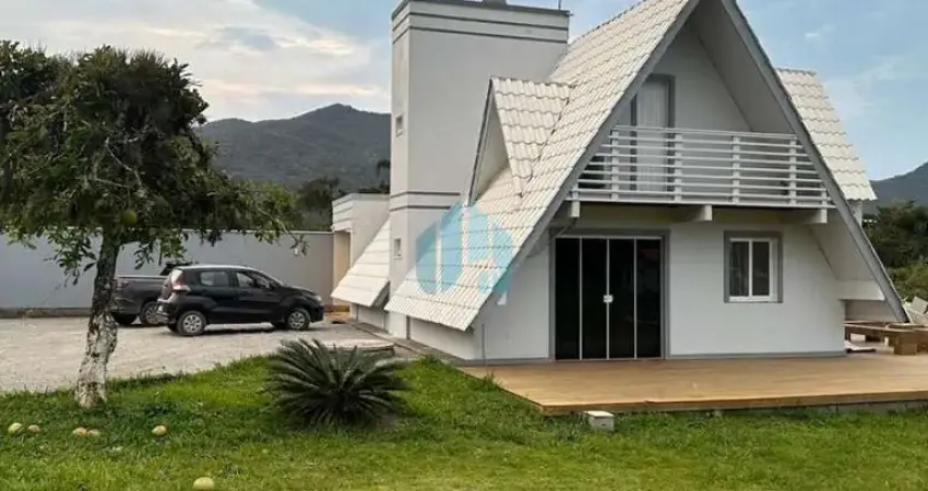 Linda Casa em Amplo Pátio, a 2 km da Praia da Barra e 5 km do Centro de Garopaba!