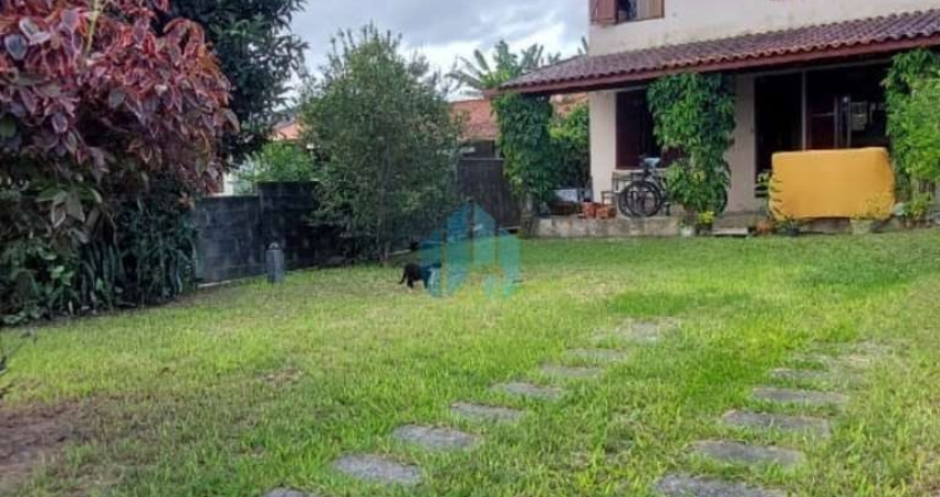Casa em Amplo Pátio Localizada no Bairro Ambrósio, em Garopaba!