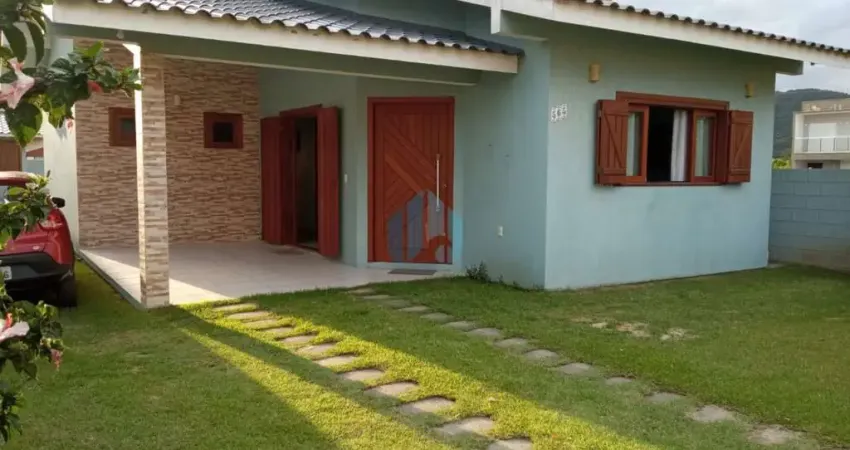 Bela casa térrea localizada no loteamento pedra branca, próxima ao centro de garopaba!