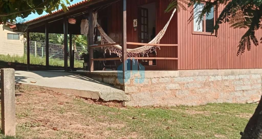 Casa Localizada Próxima ao Centro da Cidade, Ambrósio | Garopaba - SC