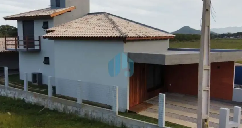 Bela Casa Nova com Bela Vista para Montanhas, Ressacada | Garopaba - SC