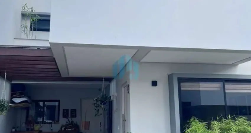 Belo Sobrado em Condomínio Fechado, a 900 m da Praia Central, Loteamento Panorâmico, Centro | Garopaba - SC