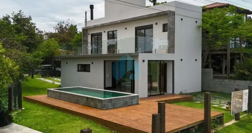 Bela Casa com Piscina, a 800 m da Lagoa da Ibiraquera e 4 km da Praia do Rosa, Praia do Rosa | Imbituba - SC