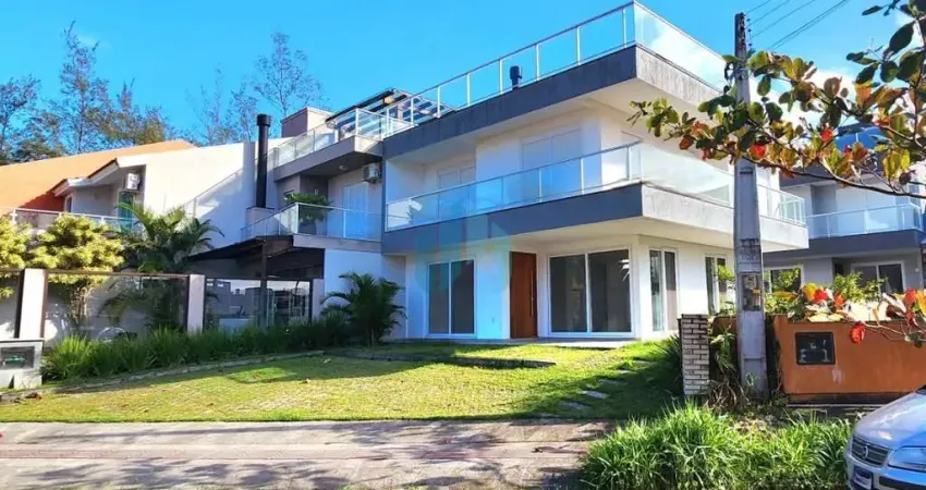Linda Casa Nova, a 100 m do Mar, Localizada no Loteamento Morrinhos, Ferraz | Garopaba - SC