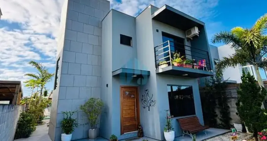 Lindo Sobrado Próximo a Entrada da Ferrugem, com Fácil Acesso ao Centro da Cidade, Palhocinha | Garopaba - SC