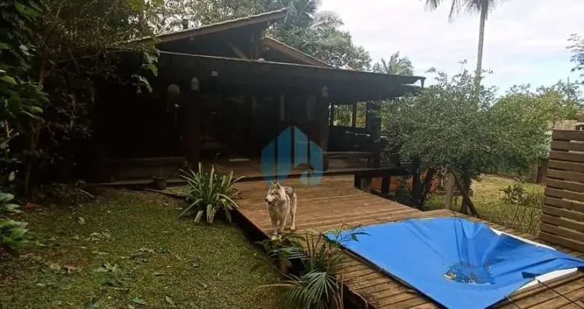 Bela Casa Rústica + Loft, em Amplo Terreno, com Acesso à Cachoeira, Encantada | Garopaba - SC