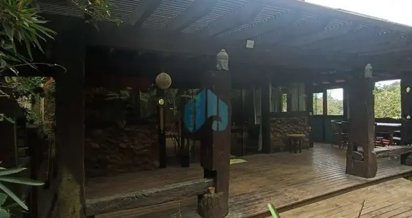 Locação Anual: Bela Casa Rústica em Amplo Terreno, com Acesso à Cachoeira, Encantada | Garopaba - SC
