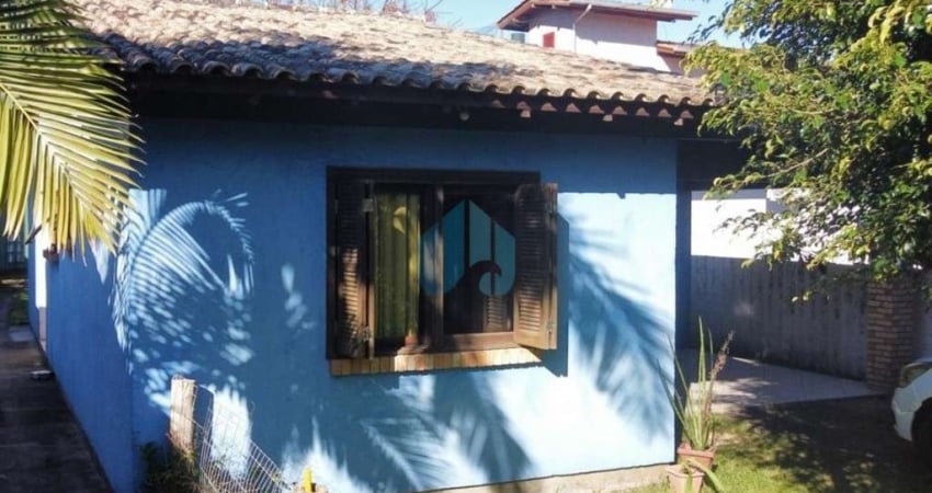 Duas Casas em Amplo Terreno, no Coração da Cidade, a Uma Quadra de Todo Comércio e 1,5 km da Praia Central, Centro | Garopaba - SC