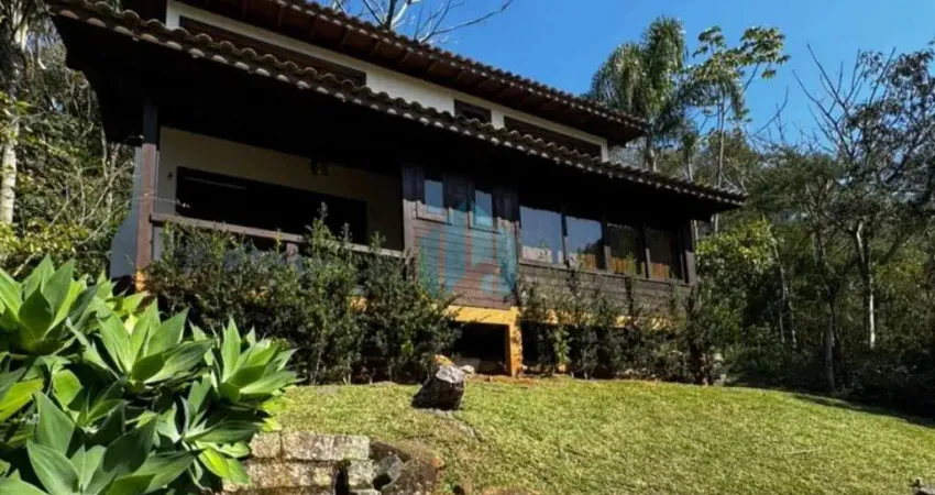 Bela casa com vista p/ a pedra branca, em amplo terreno, encantada | garopaba - sc
