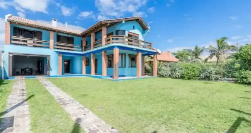 Linda casa de frente p/ mar, com vista permanente, no centro de garopaba!