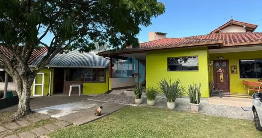 Bela casa com amplo quintal, a poucos minutos do centro, areias de palhocinha | garopaba - sc