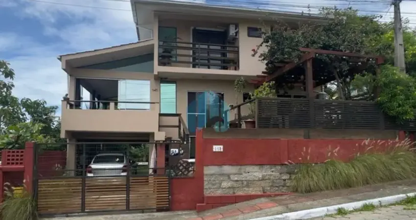 Linda Casa Localizada no Loteamento Quinta dos Açores, Ambrósio | Garopaba - SC