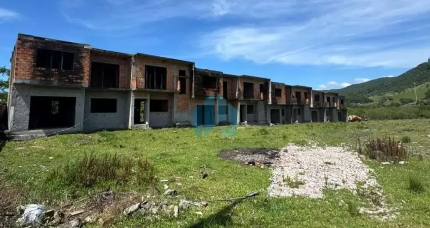 Amplo Terreno com Construção, a Poucos Minutos do Centro da Cidade e Praias da Região, Areias de Palhocinha | Garopaba - SC