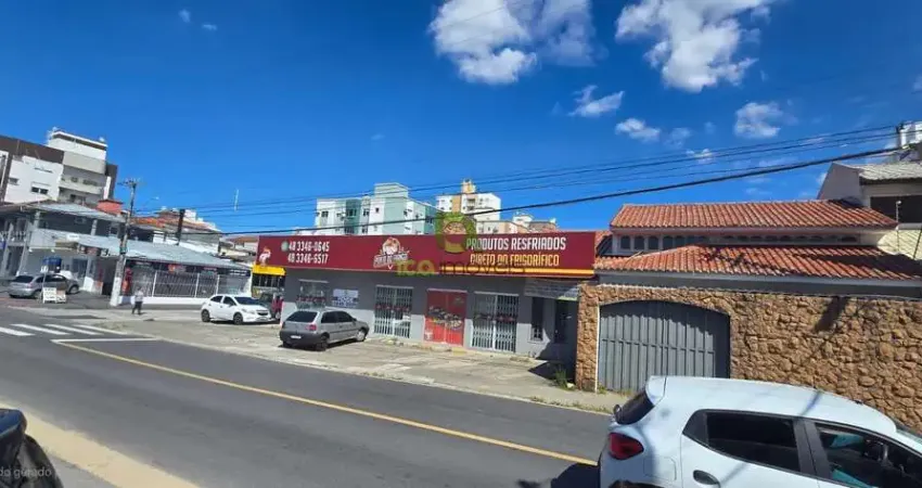 Imóvel comercial de esquina à venda, 693m² de terreno, 324m² construídos. Ideal para farmácia, loja, clínica ou oficina. Local com alto fluxo e visibi