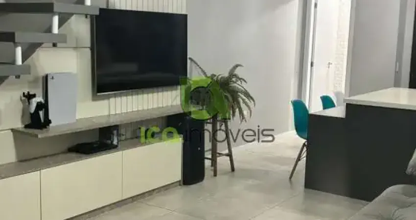 Imperdível casa mobiliada de 2 quartos, sendo 1 suíte, com 2 vagas na cidade de São José-SC!