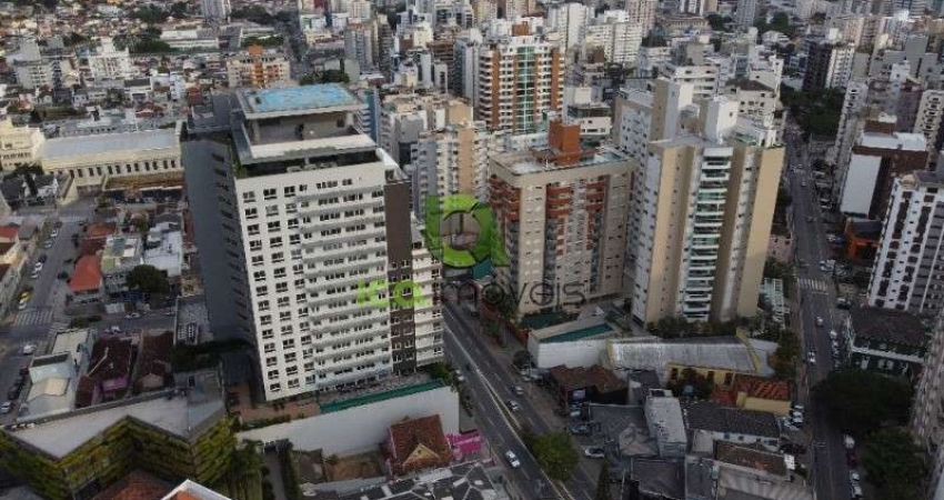 Studio à venda no Centro de Florianópolis: 1 suíte, sala, 1 vaga de garagem, 60m². Localização privilegiada na Av Mauro Ramos, totalmente mobiliado, com ampla área de lazer e serviços.