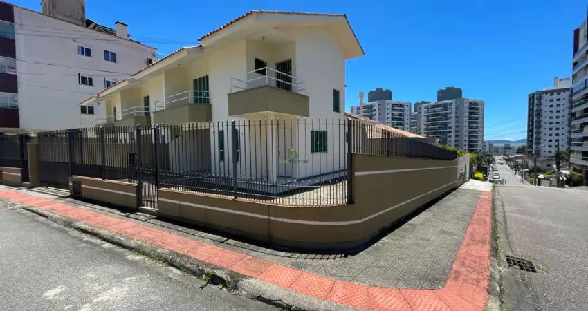 Casa com 3 quartos para alugar no Barreiros, São José