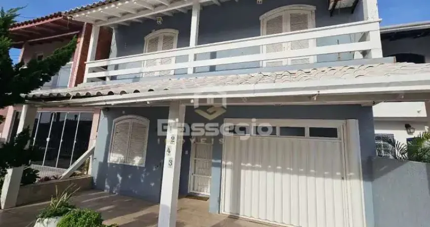IMÓVEL COM 3 QUARTOS E COM PISCINA A 50 METROS DO MAR