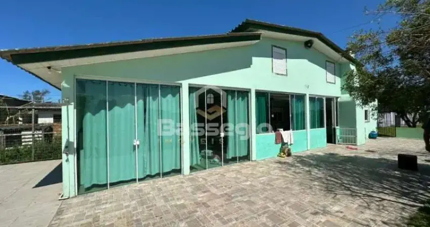 Casa com uma suite e mais dois quartos localizada em cidreira/rs