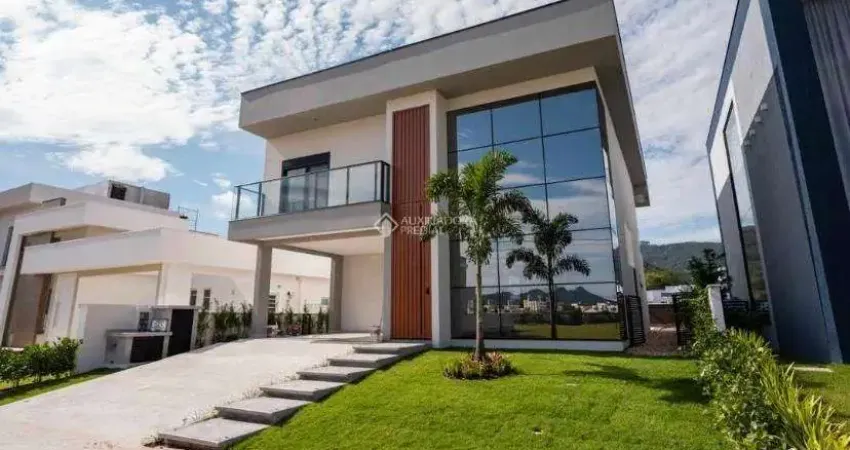 Casa em condomínio fechado com 3 quartos à venda na Rua Ivo José Rebello, 610, Santa Regina, Camboriú