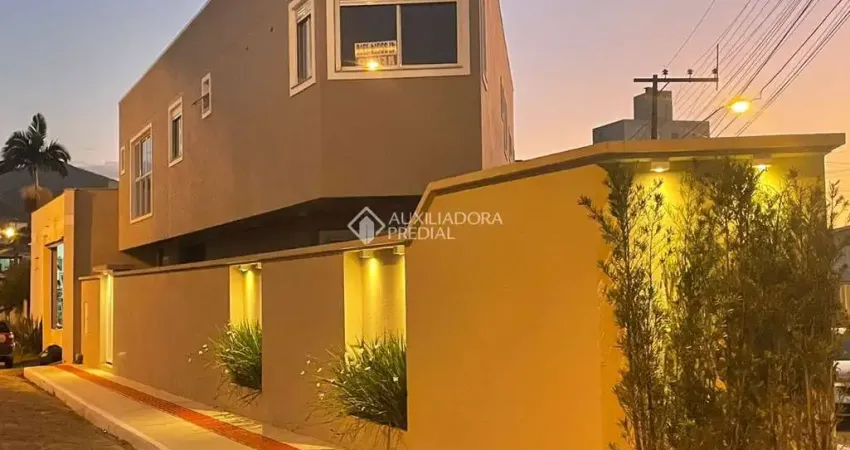 Casa com 3 quartos à venda na 5 de abril, 375, Centro, Camboriú