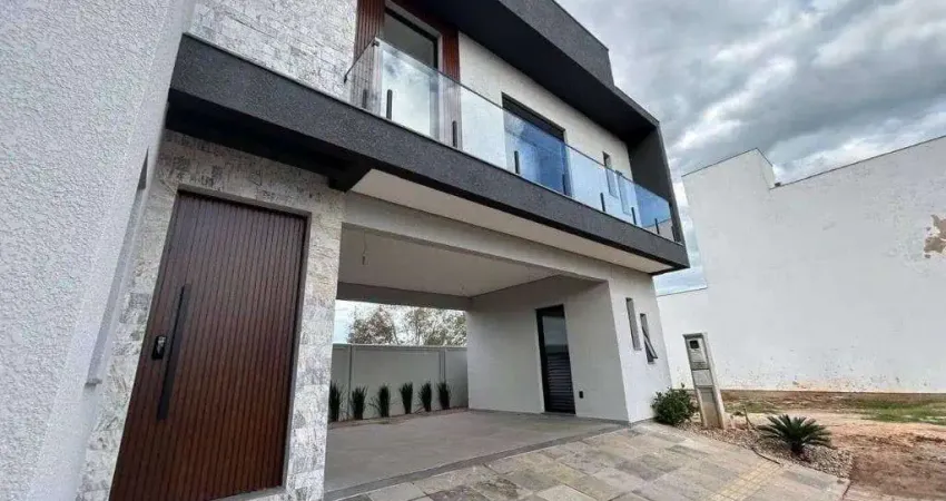 Sobrado com 03 suítes e piscina no Condomínio Central Square