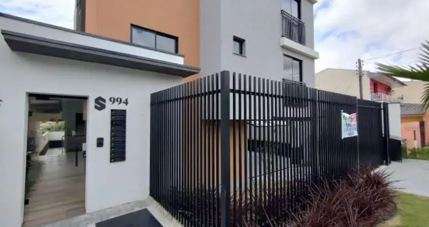 Apartamento com 2 quartos, sendo uma suíte, sacada com churrasqueira e vaga de garagem coberta à ve