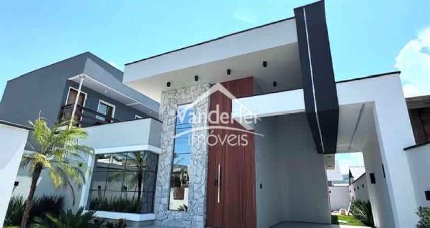 Casa alto padrão no Vale Verde com 03 quartos, suíte, piscina e garagem coberta no bairro Bela Vista em Palhoça - SC