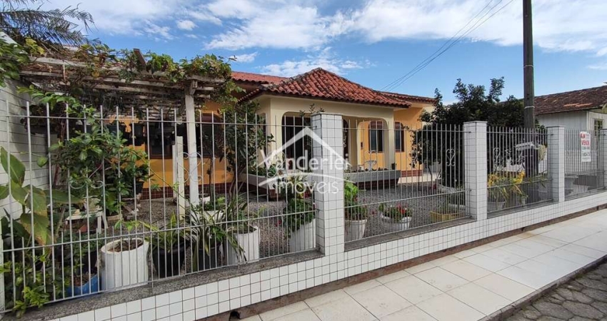 Ampla Casa Térrea sozinha no terreno com 4 quartos, churrasqueira e garagem coberta no Centro de Palhoça - SC