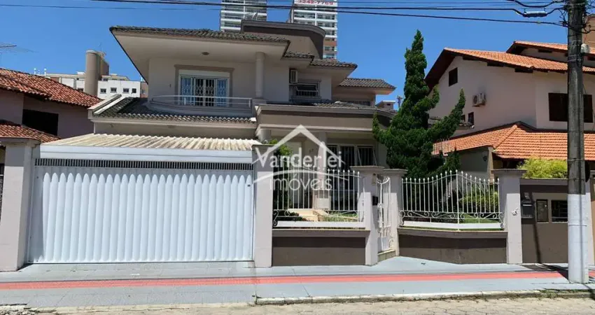 Casa Alto Padrão com 03 suítes, piscina, banheira, 4 vagas de garagem coberta e muito mais no Centro de Palhoça - SC
