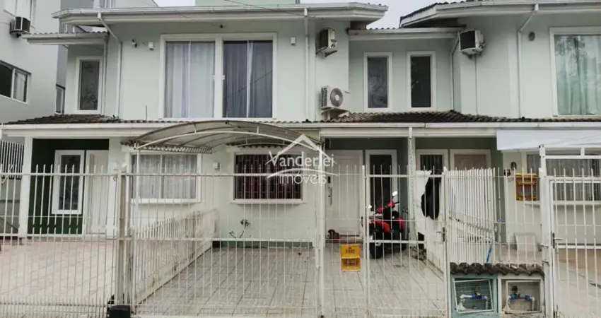 Sobrado com 02 quartos, sendo 01 suíte no bairro Centro em Palhoça - SC