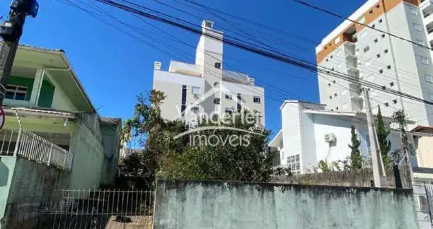 Terreno murado de 300m² com escritura pública em excelente localização no Pagani em Palhoça - SC