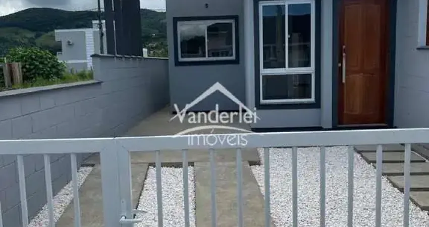 Casa no Jardins 3 com 02 quartos, passagem lateral no bairro Bela Vista em Palhoça - SC