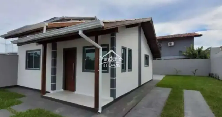 Casa com ótimo espaço de terreno no bairro Madri em Palhoça - SC