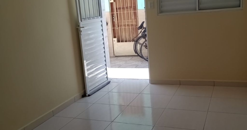 Casa em condomínio com 02 dormitórios em  Solemar