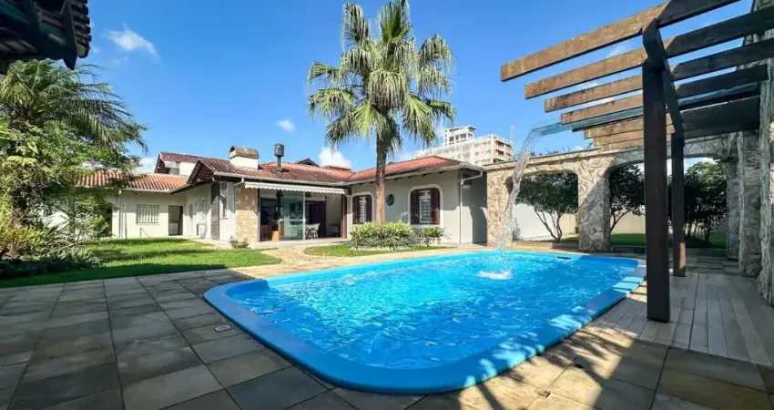 Vendo Casa Alto Padrão com Piscina e 03 Suítes - Bairro Itoupava Norte