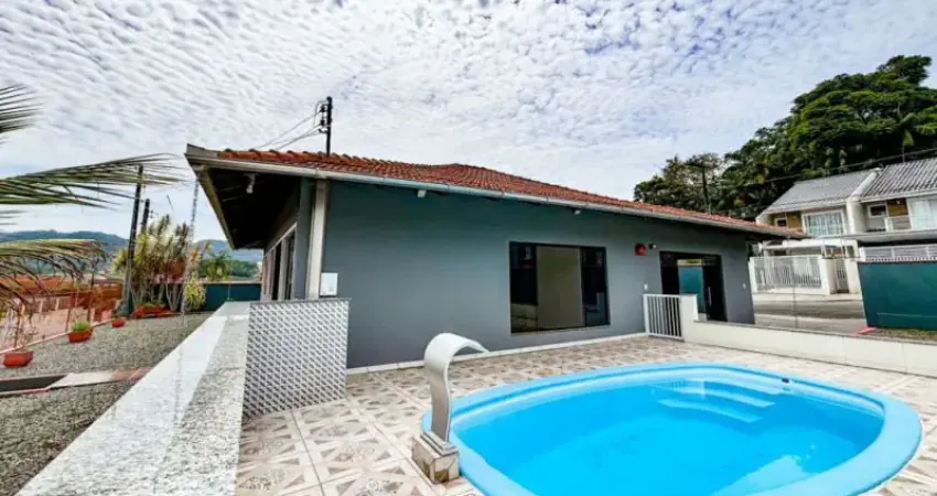 Vendo Linda Casa com Piscina, 04 Quartos - Bairro Itoupava Central