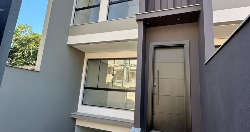 Vendo Lindo Sobrado com Piscina, Bairro Água Verde - Blumenau