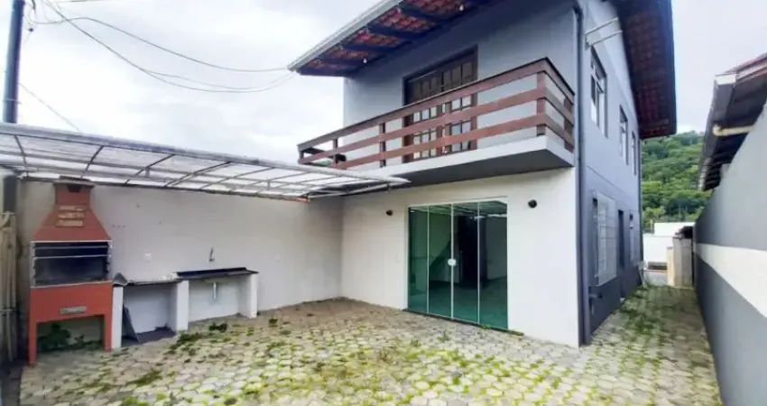 Vendo Sobrado 03 Quartos, Bairro Água Verde - Blumenau