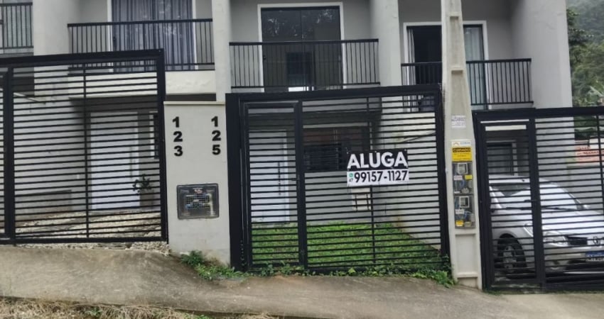 Alugo Sobrado no Bairro Agua Verde com 2 domirtórios