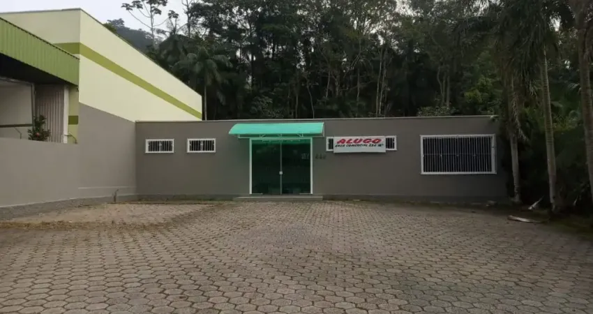 Alugo Galpão com 220m² e Estacionamento no Belchior Central em Gaspar