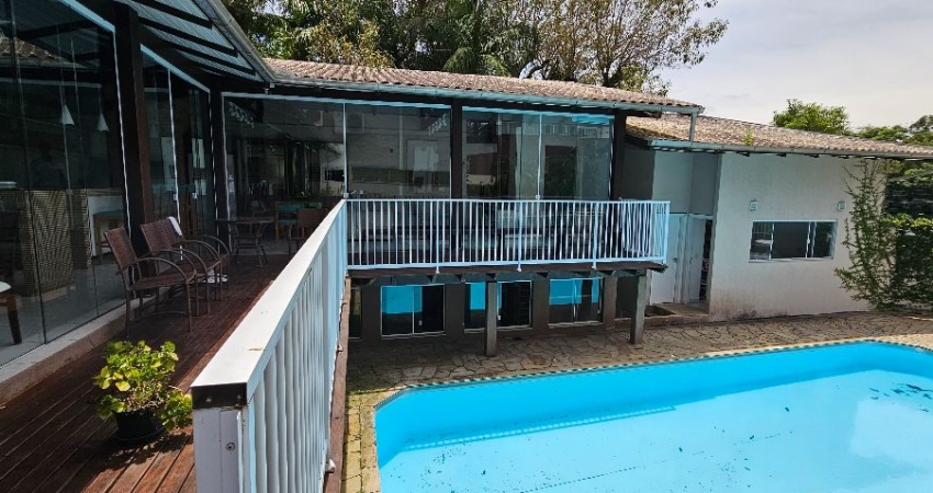Vendo Casa Alto Padrão 02 Pavimentos e Piscina - Bairro Água Verde
