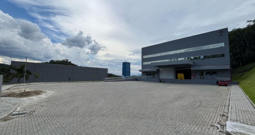 Alugo Amplo Galpão Novo com 1.753m², Cidade de Indaial