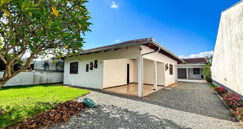Alugo Ampla Casa com 03 Quartos, Bairro Itoupavazinha