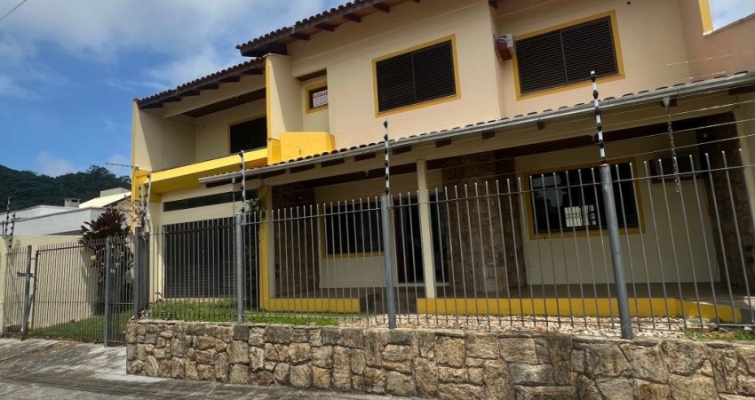 Alugo Ótima Casa Comercial, 07 Salas - Cidade de Itajai