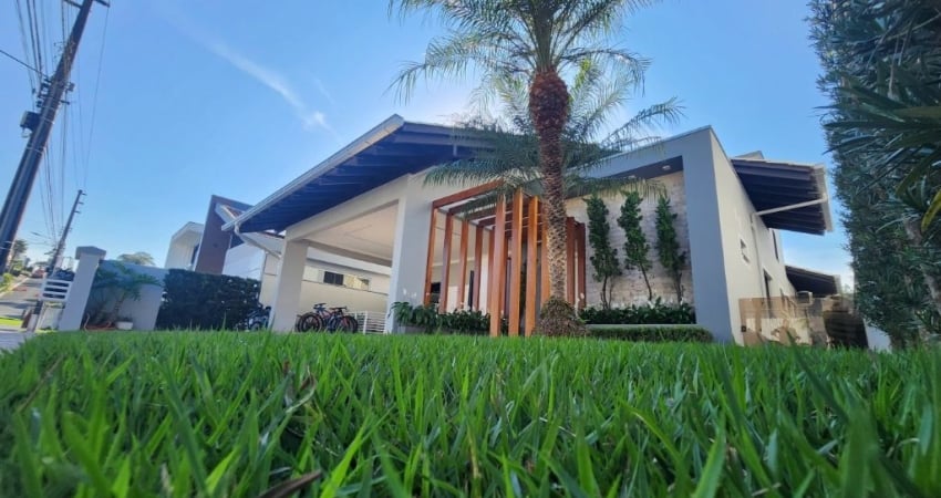 Vendo Casa Alto Padrão com Piscina em Condominio fechado - Bairro Itoupava Central
