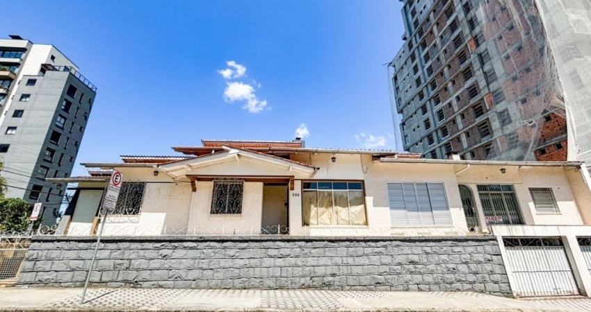 Vendo Ampla Casa Comercial com 14 Salas, Bairro Victor Konder