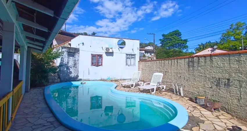 Casa semi mobiliada com piscina para locação no bairro água verde em blumenau.